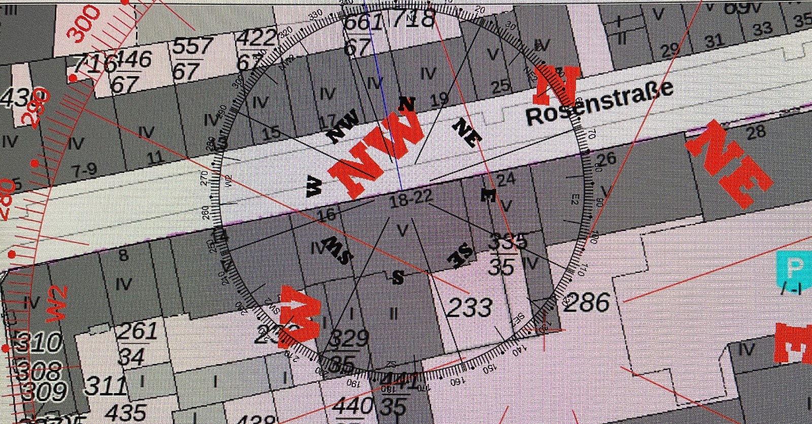 Feng-Shui-Analyse mit Kompass, Karte und Himmelsrichtungen